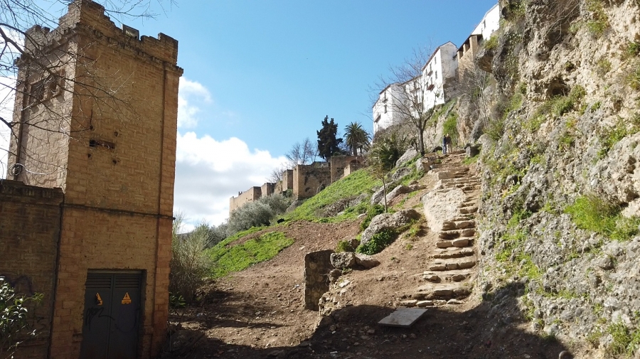 Los escalones de la Cijara se componen de piedra arenisca, mejorando la accesibilidad y seguridad del camino.