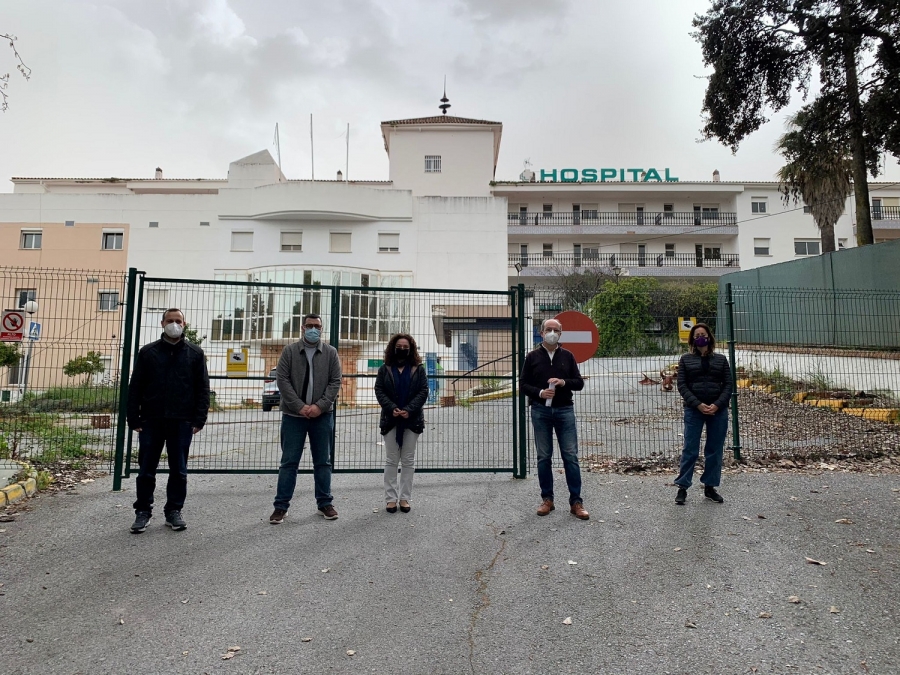 Miembros de IU y de la Plataforma en defensa de una sanidad pública de calidad han comparecido ante las puertas del antiguo Hospital Comarcal.