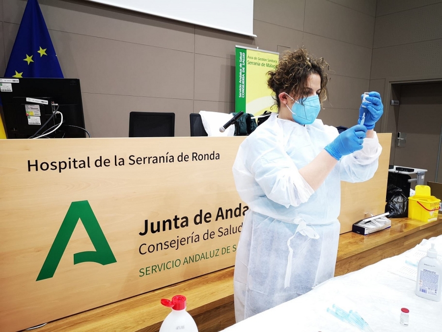 Personal del Área Sanitaria de la Serranía ha comenzado a administrar vacunas de Astra Zeneca a población de entre 55 y 65 años.