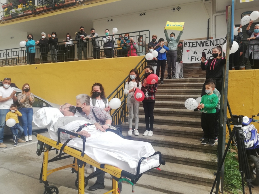 En la puerta de su edificio, en la calle Giner de los Ríos, Antonia besa a su marido acompañada de familiares y amigos