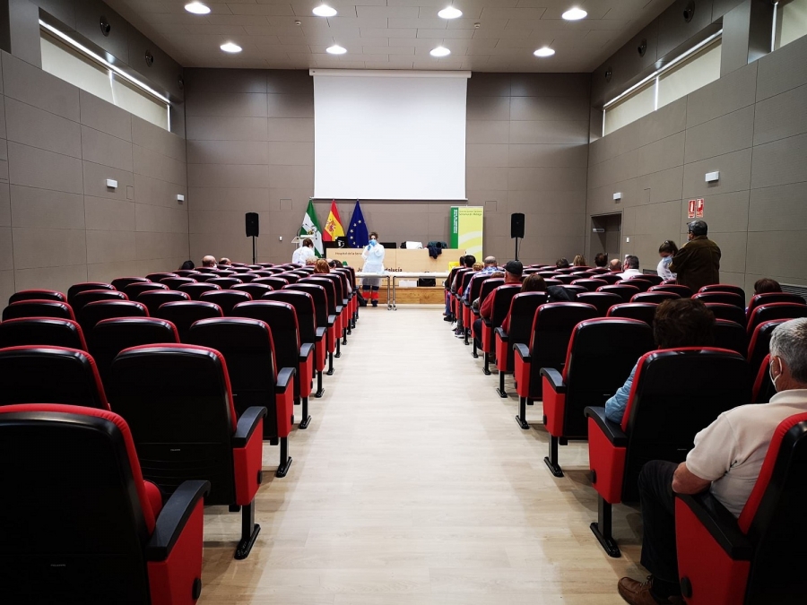 El salón de actos del Hospital Comarcal sigue siendo el escenario en el que se administran las dosis de Astra Zeneca para vecinos de Ronda de entre 65 y 55 años.