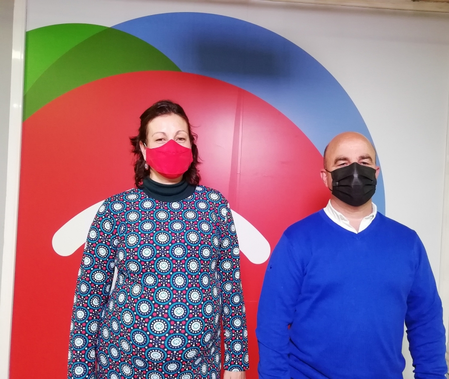 La vicedirectora del IES Pérez de Guzmán, Silvia García, junto al Jefe de Departamento de Industrias Alimentarias, Juan María Hernández.