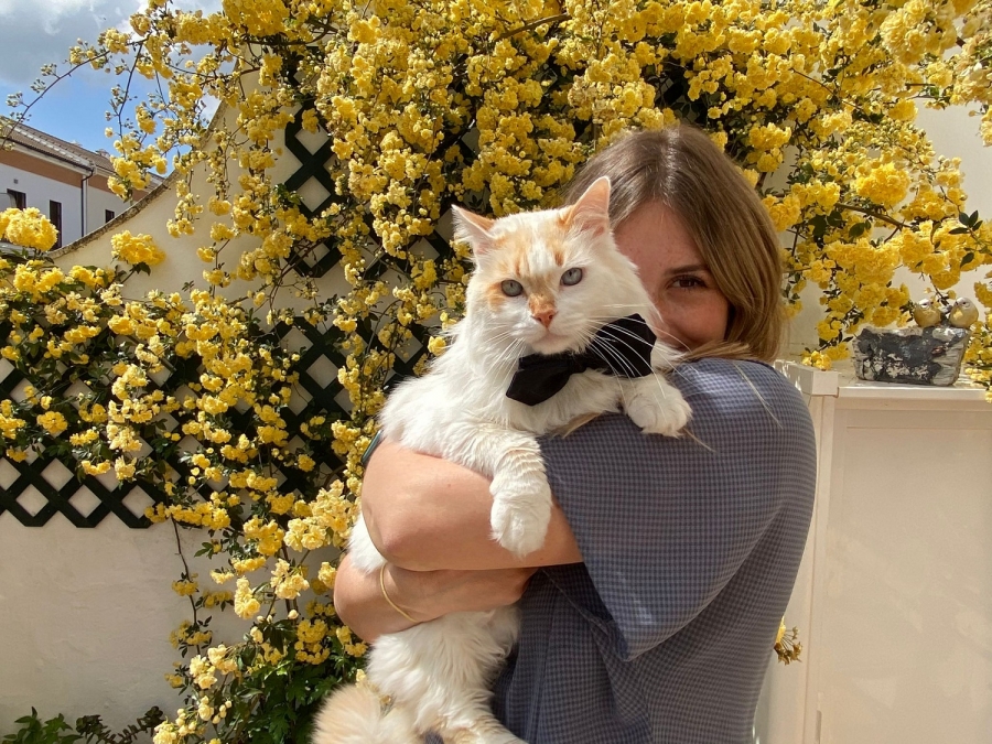 Angelina Novikova posa con Mishka en su casa de la Cruz de San Jorge.