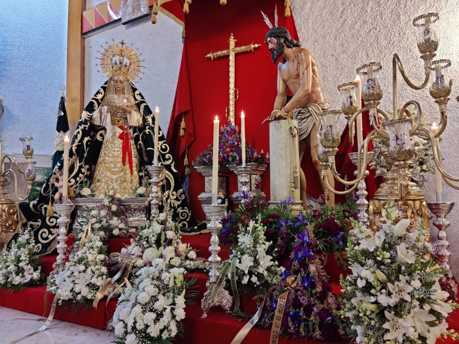 María Santísima de la Esperanza y Nuestro Padre Jesús en la Columna, en su altar de la iglesia de San Cristóbal
