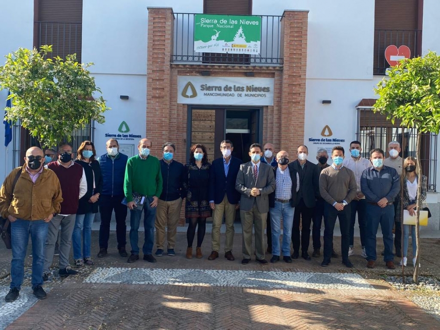 Imagen de los miembros de la junta directiva del GDR Sierra de las Nieves y Serranía de Ronda que han mantenido un encuentro esta mañana.