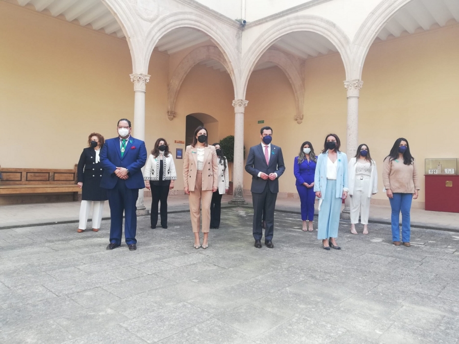 Foto de familia momentos previos al inicio del acto conmemorativo del Día Internacional del Pueblo Gitano.