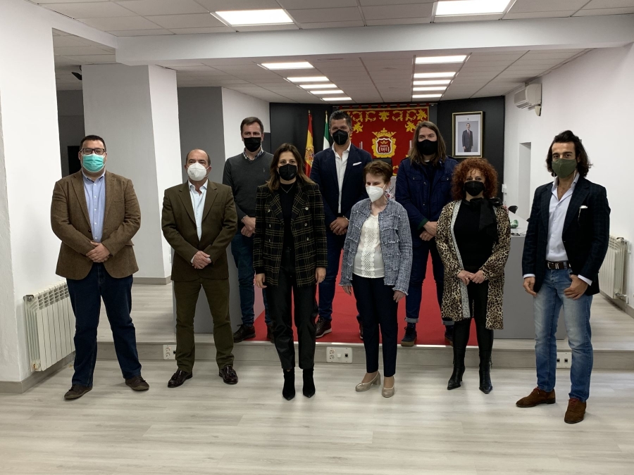 La alcaldesa y el delegado de Comercio, junto a los galardonados