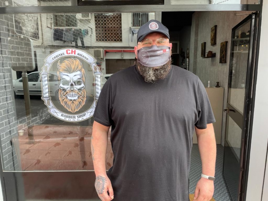 Valiente solía trabajar como vigilante de seguridad, pero una enfermedad le obligó a dejar su profesión, y ahora a encontrado en la barbería su nueva vocación.