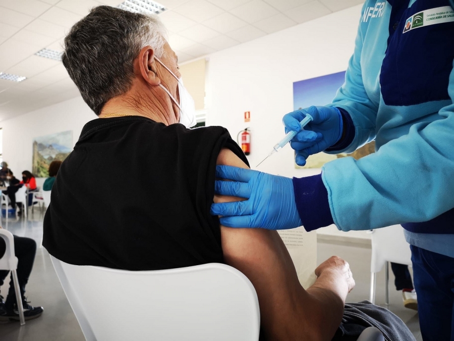 Hasta 350 vecinos de Ronda reciben la vacuna de Janssen que se administra con una única dosis.