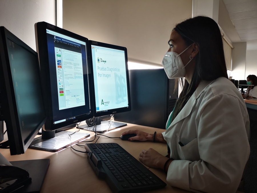 La incorporación de este equipamiento implica una mejora en la distribución y funcionalidad de los puestos de trabajo al ampliar la disponibilidad de monitores en diferentes salas diagnósticas.