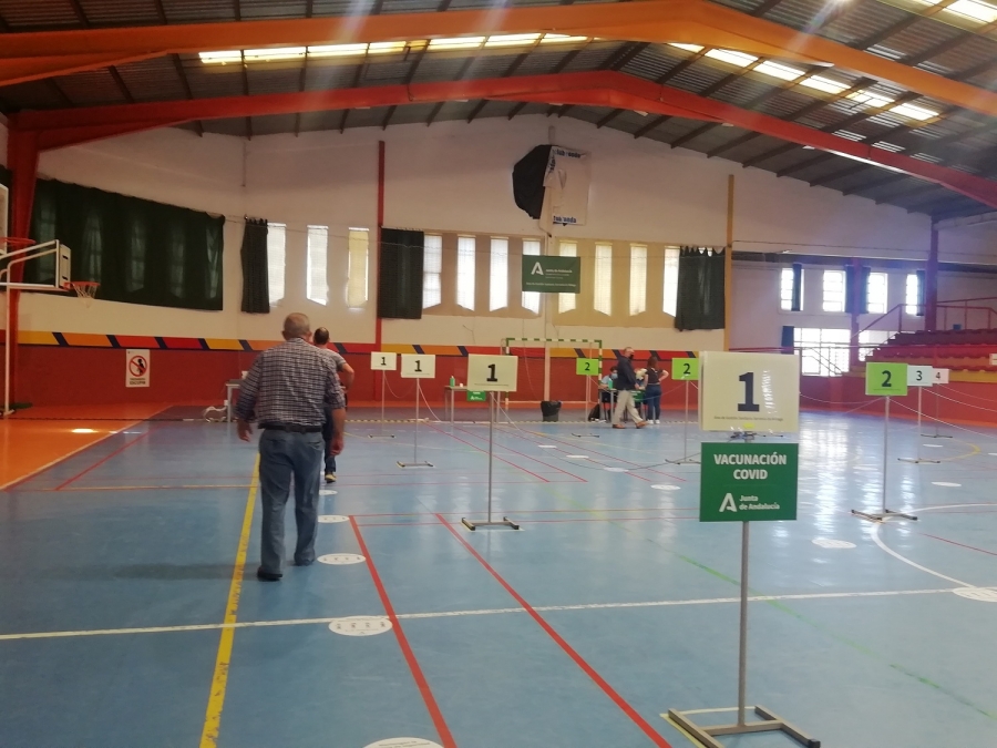 El personal sanitario continúa esta semana administrando vacunas contra el COVID-19 desde el Polideportivo El Fuerte.