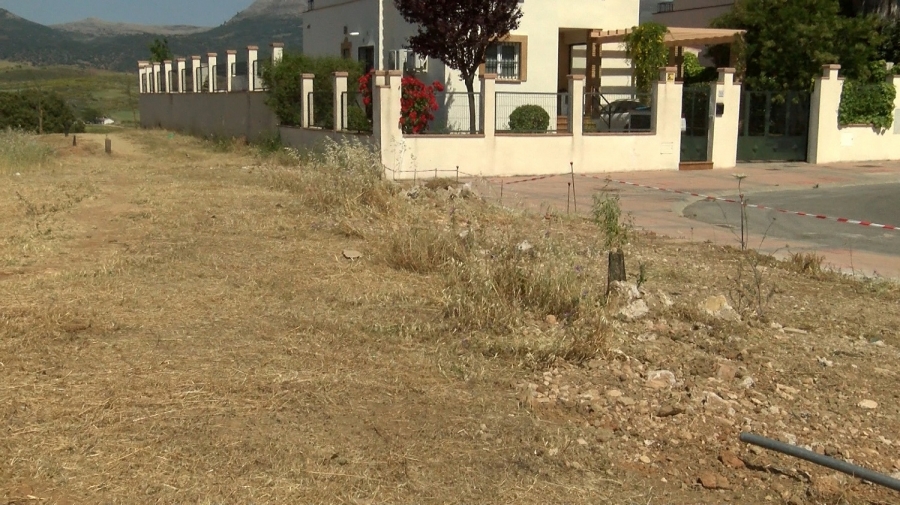 Los vecinos solicitan la ubicación de un cortafuegos para prevenir posibles incendios durante la época estival.