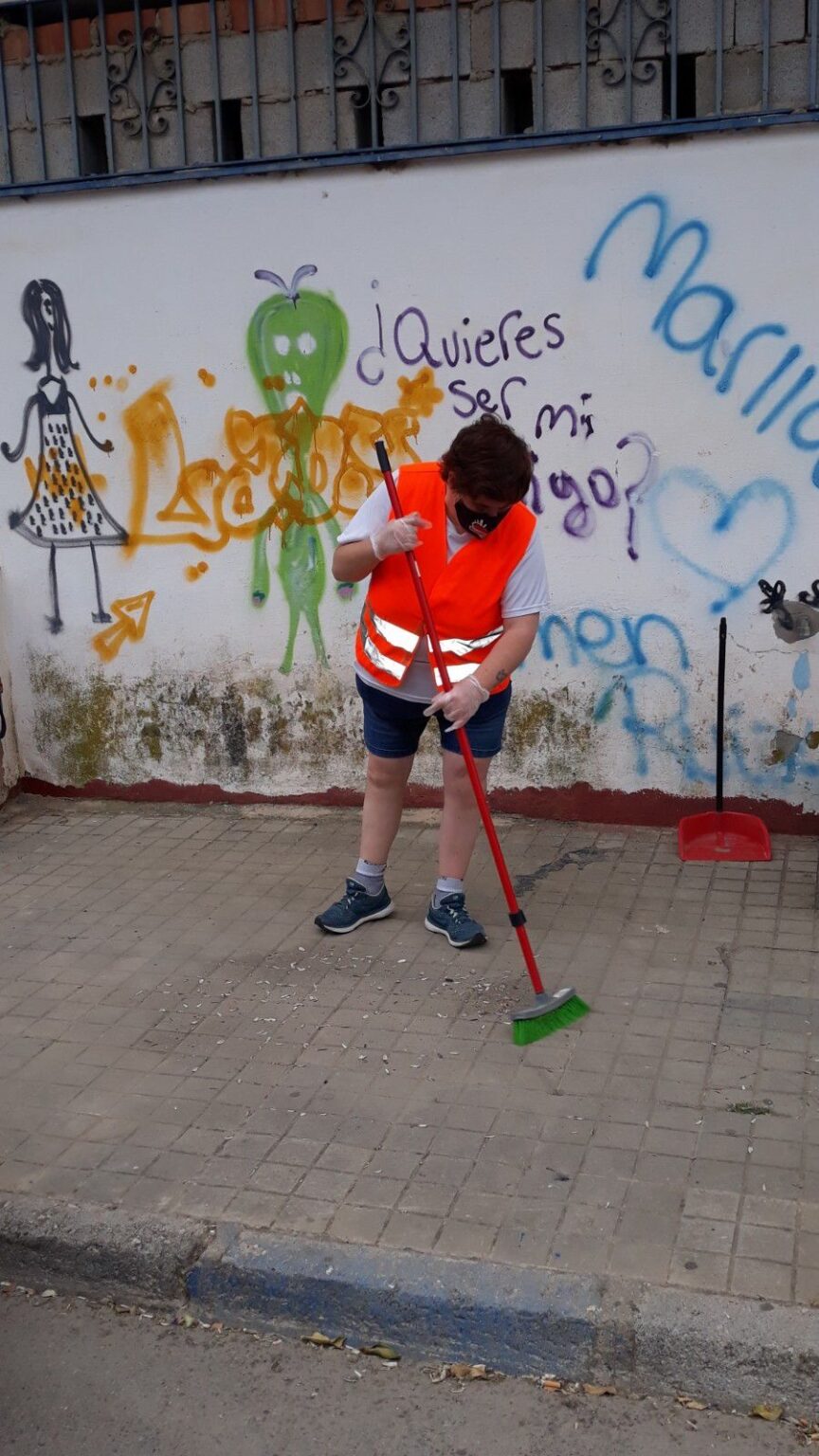 Las personas con discapacidad se han dedicado estos días a mantener limpio el entonrno de las instalaciones de Asprodisis.