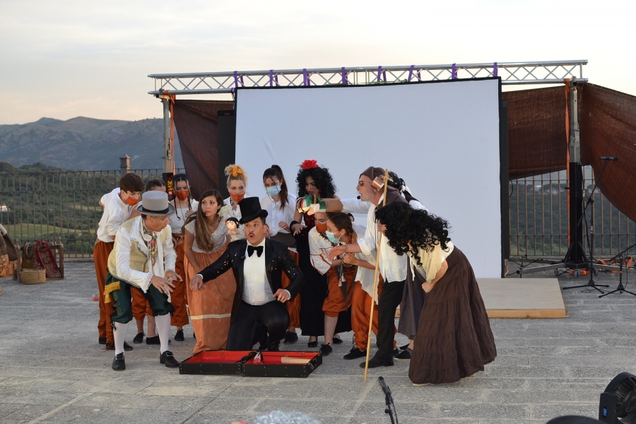El acto implicó la participación de más de 50 artistas, músicos y bailaores en torno a la fiesta de Ronda Romántica.