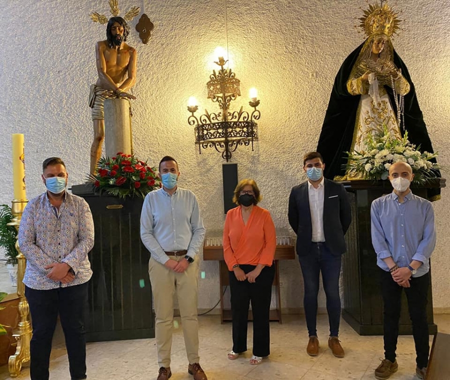 Sánchez Pozo junto a varios de los integrantes de la nueva junta directiva de la hermandad.