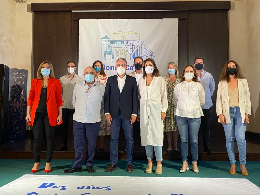 El consejero de Presidencia de la Junta de Andalucía, Elías Bendodo, ha visitado este sábado nuestra ciudad en calidad de presidente provincial del Partido Popular para mostrar su apoyo a la formación en Ronda.