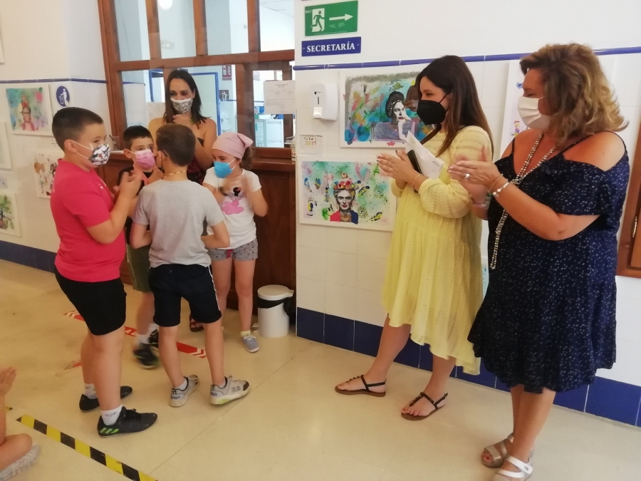 La trabajadora social de AYUCA Lucía Pacheco y Rosa Pérez, miembro de la junta directiva de la asociación, han recogido esta mañana el donativo del centro a quienes han agradecido encarecidamente su contribución.