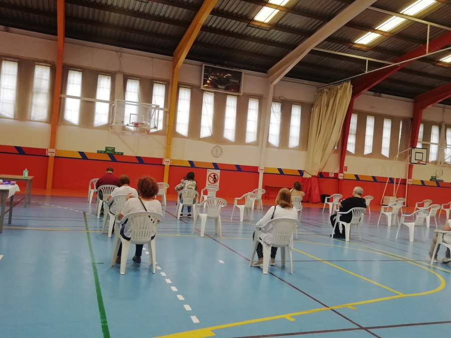 Esta semana vecinos menores de 40 años reciben la vacuna contra el COVID-19 en dosis de Pzifer o Moderna.