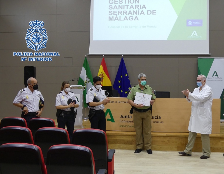 Con este gesto, la Policía pretende visibilizar el trabajo desempeñado por el personal de seguridad privada encaminado a proteger a los profesionales sanitarios.