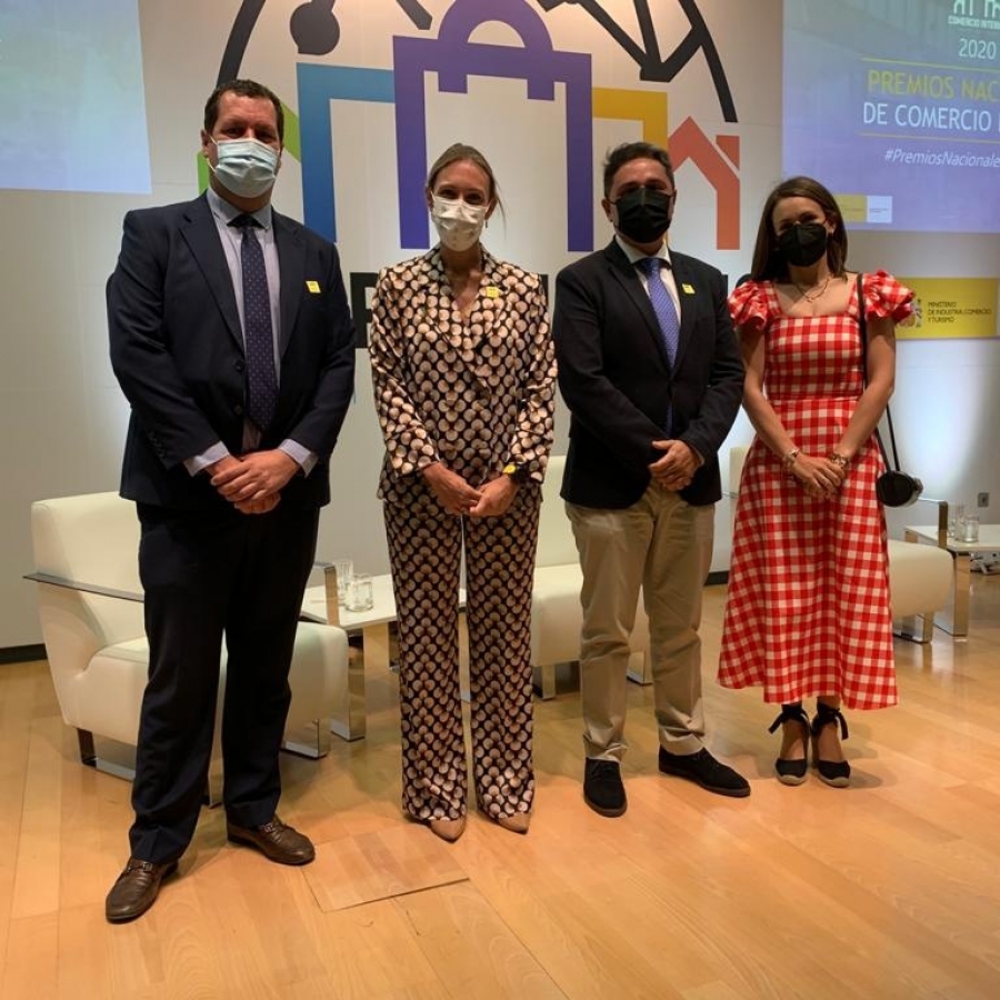 A la izquierda de la imagen el secretario de APYMER Antonio Palma, que recogió la distinción junto a la Directora General de Comercio de la Junta de Andalucía, Lorena Garrido.