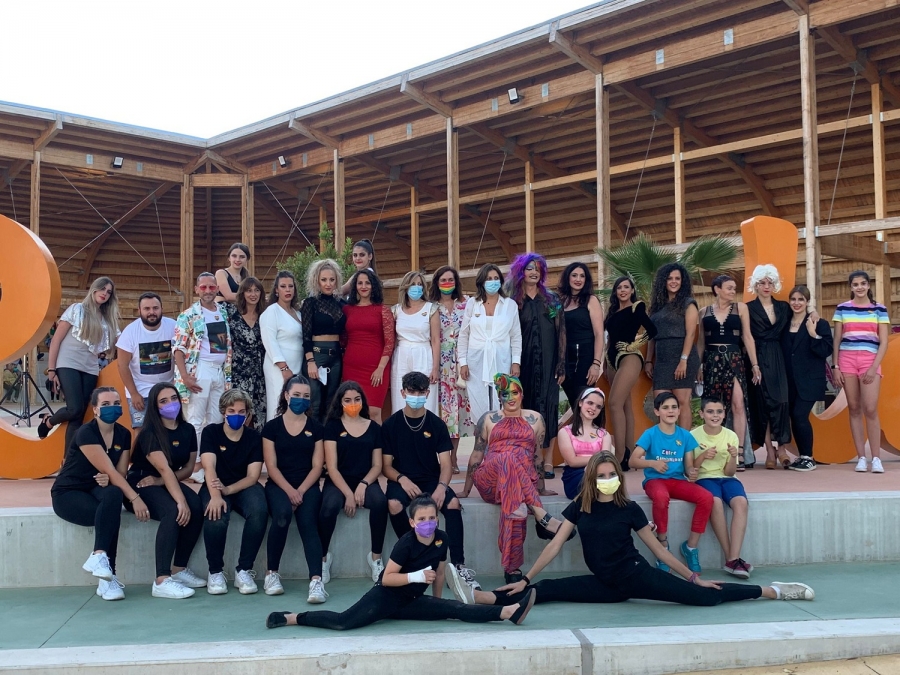 Numerosos artistas locales y alumnos del Centro de Artes Escénicas Entre Bambalinas participaron en Ronda con Orgullo.