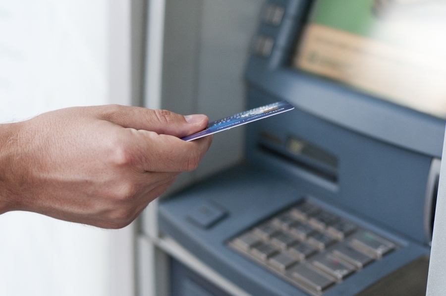 La investigación apuntaba a que, mientras el denunciante entró a reclamar la cantidad a los empleados de la sucursal bancaria,  alguna persona que se percató de que, finalmente, el cajero electrónico si expendió el dinero solicitado.