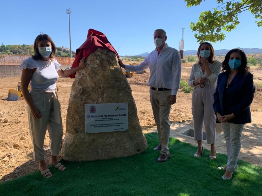 La alcaldesa y varios concejales han ubicado una cápsula del tiempo junto a un monolito que recuerda la ubicación de la primera piedra.