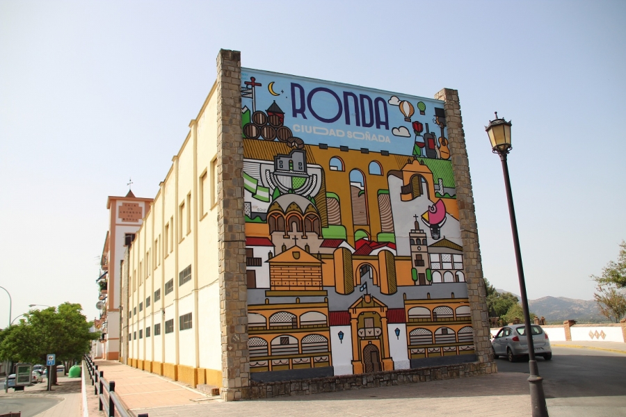 El mural puede contemplarse en el acceso a la ciudad desde la Barriada de La Dehesa.