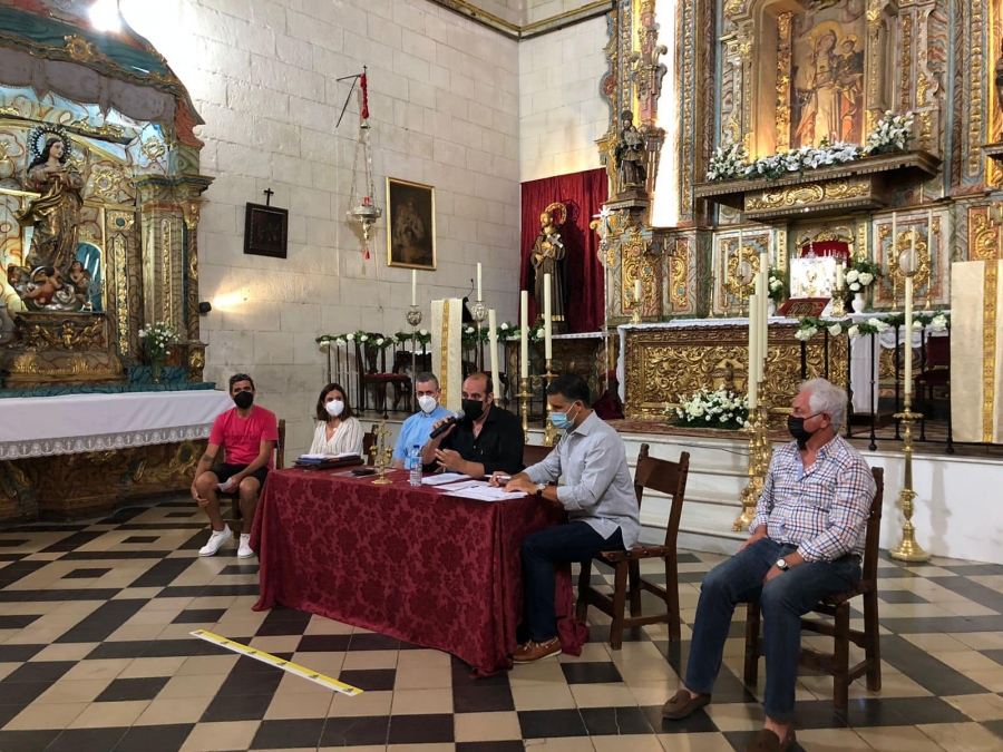 Miguel Becerra, en el centro de la imagen, asumirá la responsabilidad como Hermano Mayor del Santo Entierro los próximos cuatro años.