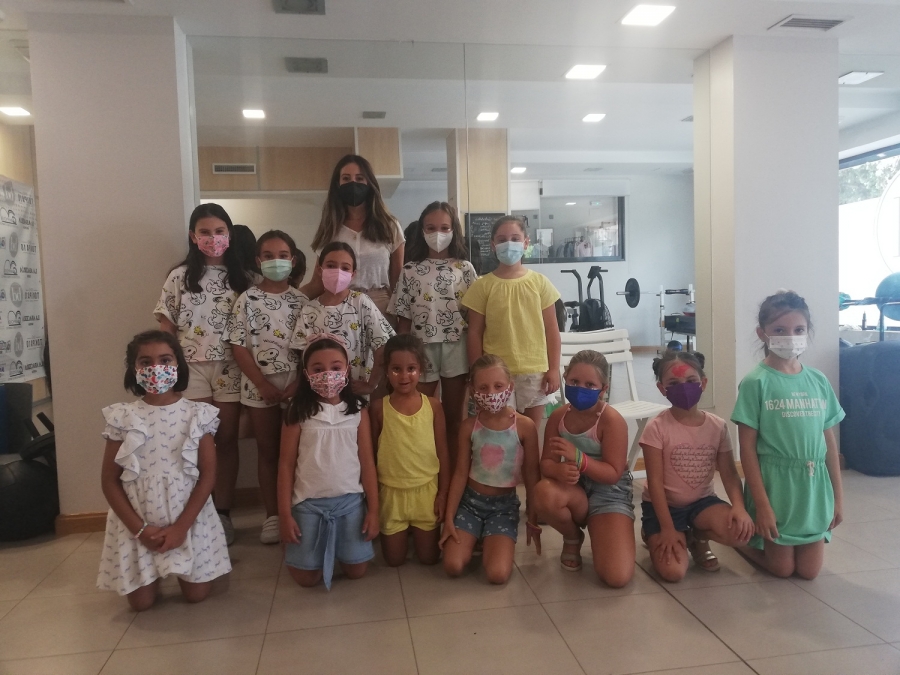 Alumnas de BDanza Estudio junto a la directora del centro