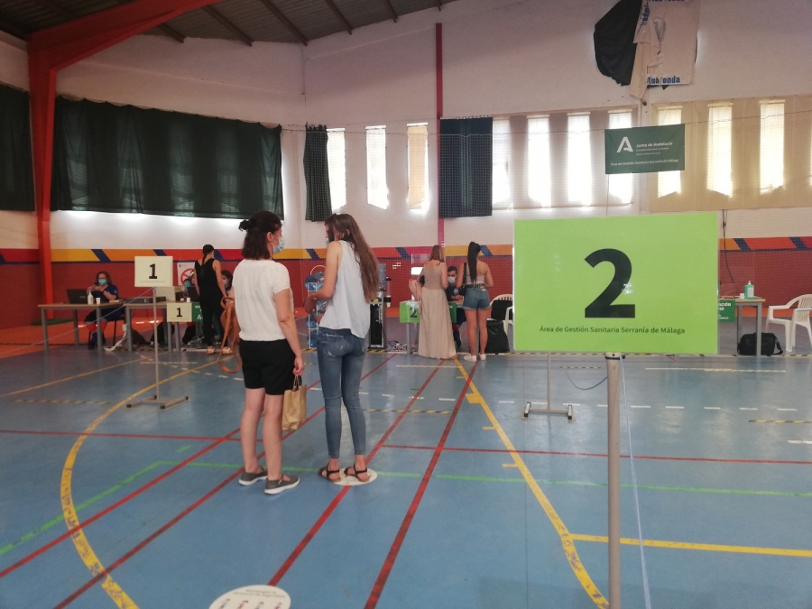 Los menores de 16 años están acudiendo al centro de vacunación acompañados de un tutor legal