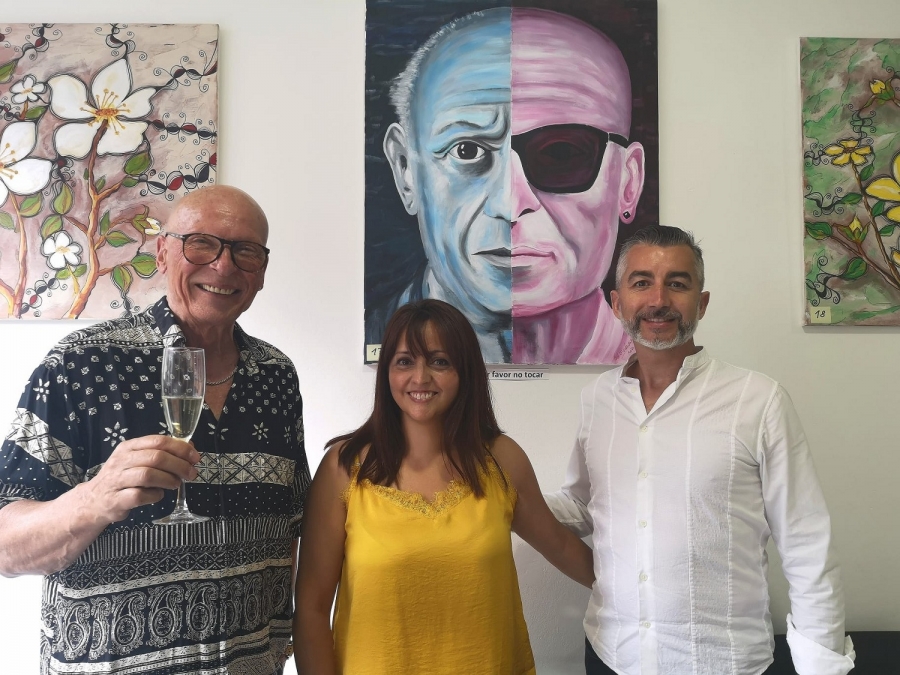 De izquierda a derecha Udo Burkhardt junto a los propietarios de la Cafetería Blanco y Negro, Auxi e Israel.