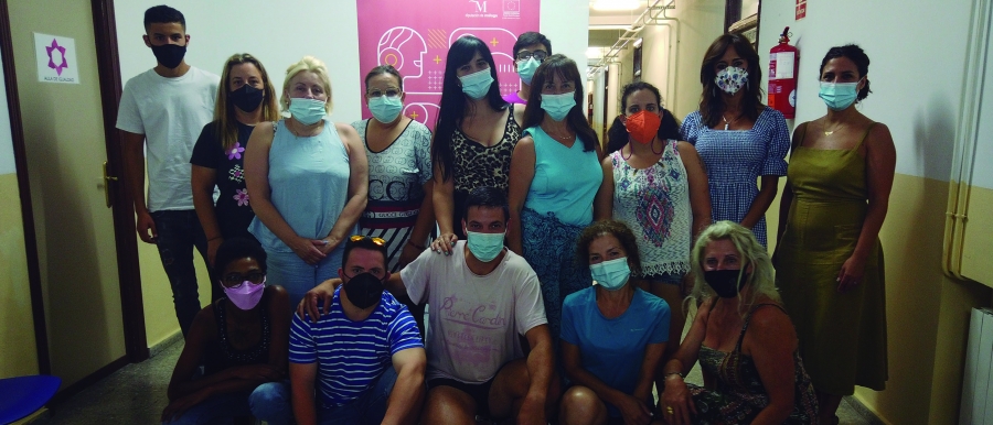 Los alumnos posan junto a la orientadora y una de las profesoras del curso en el pasillo de la Casa de la Cultura, donde se están impartiendo las clases teóricas.