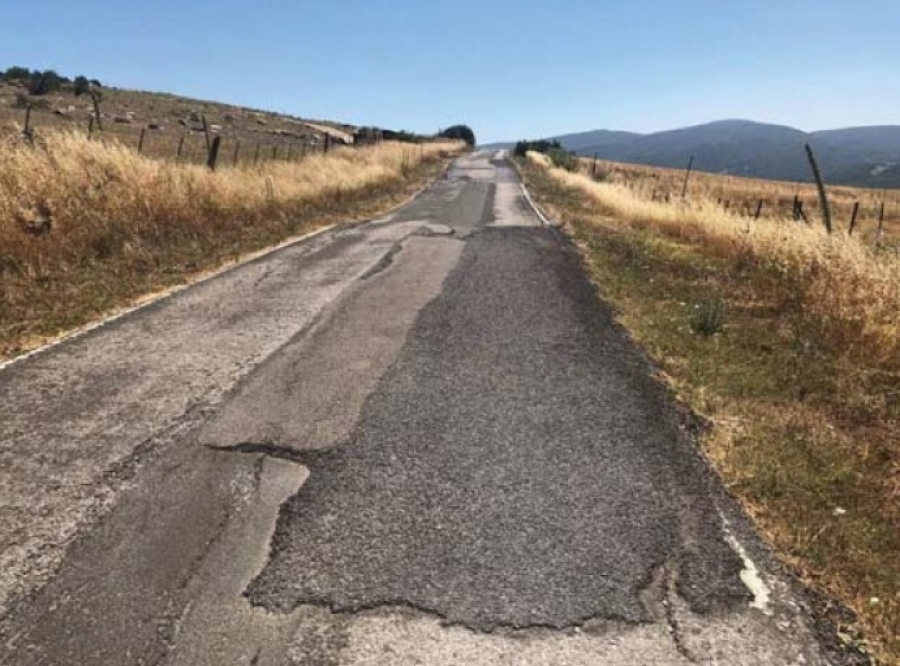 El firme de la carretera presenta un envejecimiento generalizado con numerosas deformaciones y roturas, deslizamientos y drenajes transversales dañados.