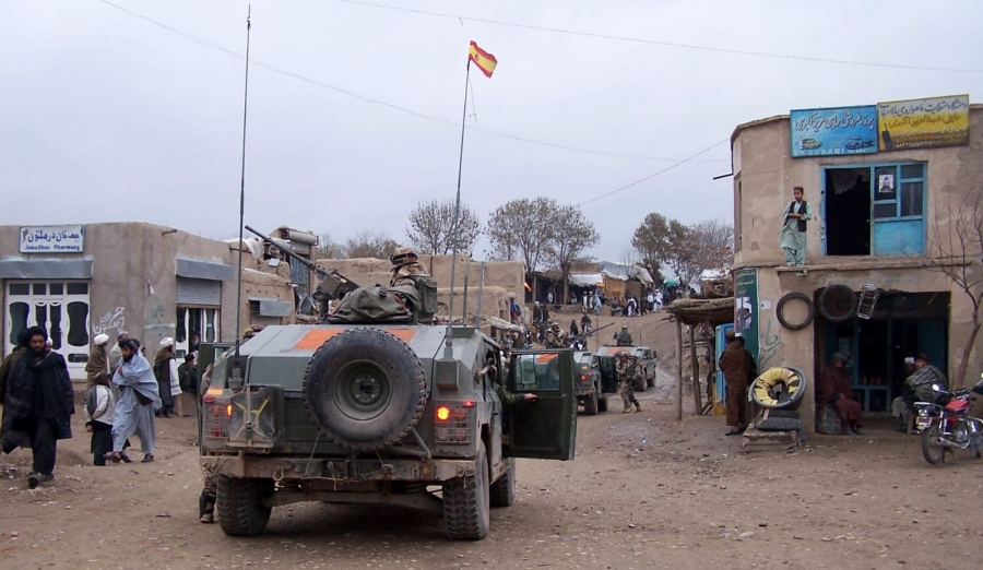 Blindados de La Legión, en un poblado afgano
