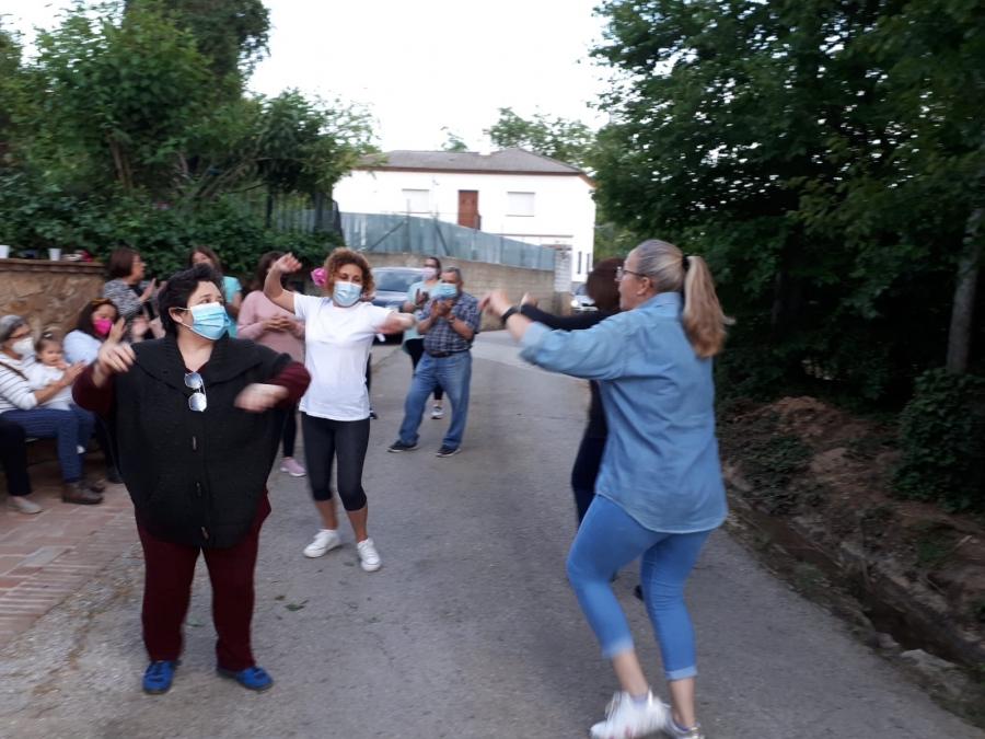 Mujeres de La Cimada ensayan las sevillanas antes de la grabación.