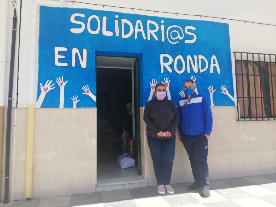 Pepi Guerrero y Juan Carrasco en la puerta de la sede en la barriada de La Dehesa