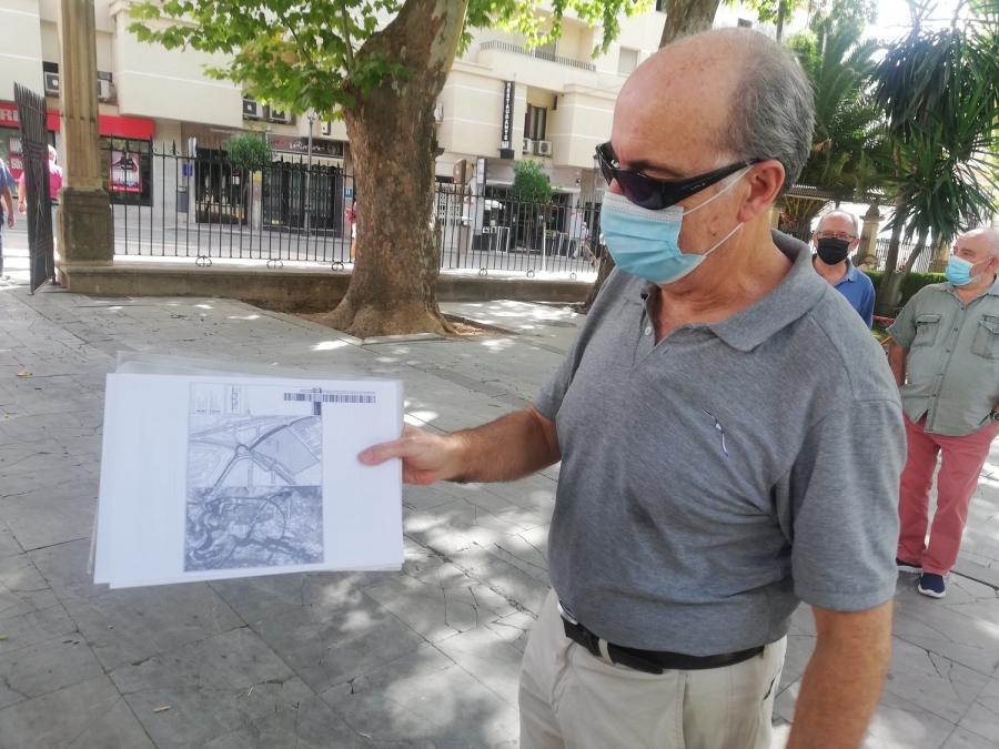 Rubira muestra los planos a los que ha tenido acceso el colectivo