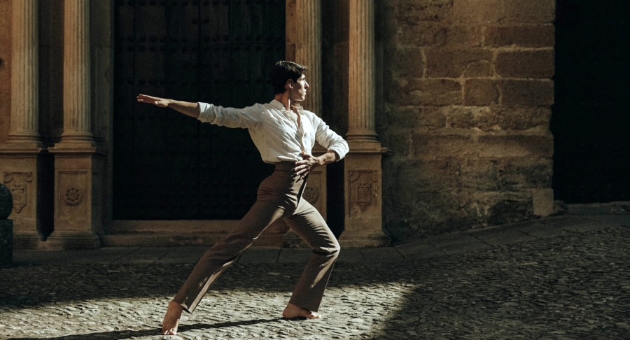 En la imagen Gutiérrez baila frente al Palacio de Mondragón.