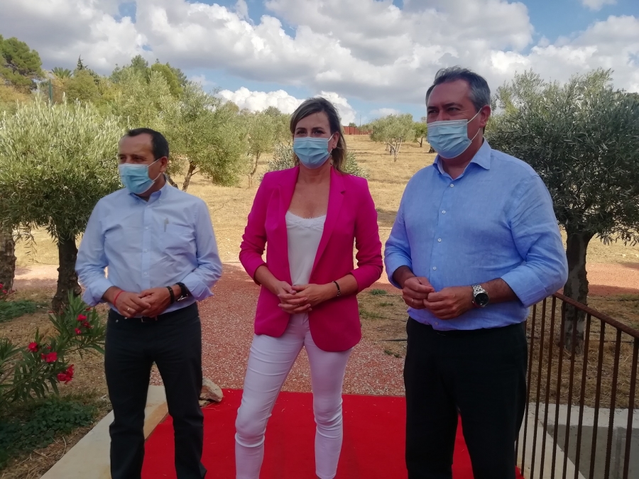 Espadas ha comparecido acompañado por Isabel Mª Aguilera y José Luis Ruiz Espejo.