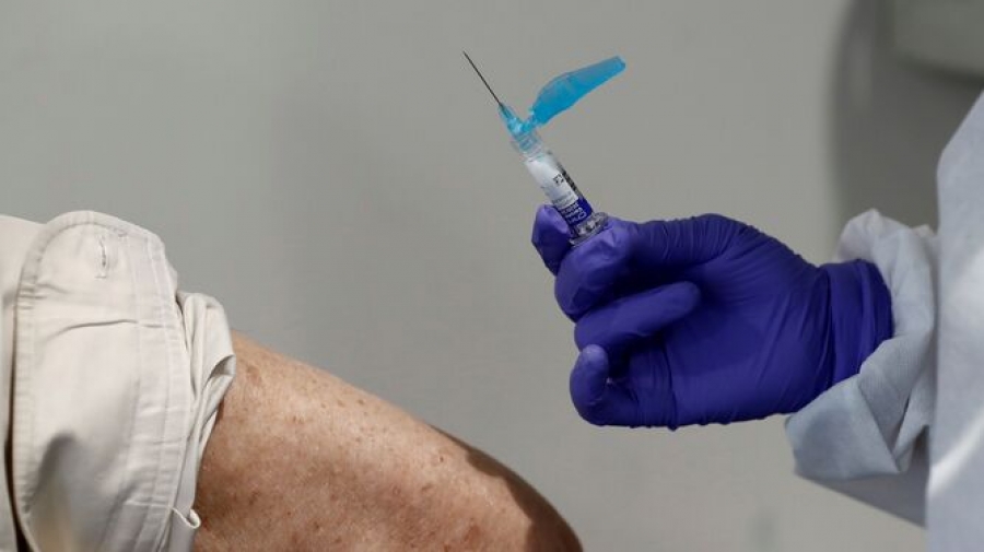 La Comisión de Salud Pública y en España ha determinado que la tercera dosis de la vacuna contra el coronavirus se administrará a los mayores de 70 años.