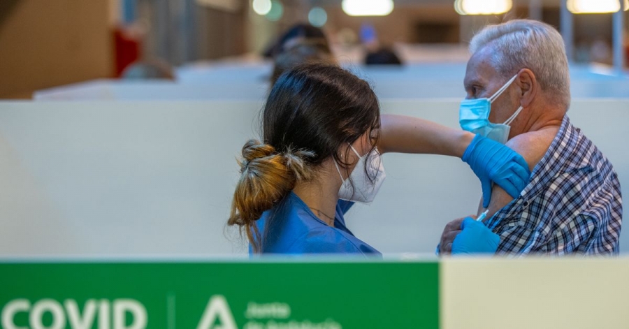 Desde este lunes la población general comienza a recibir la vacuna contra la gripe.
