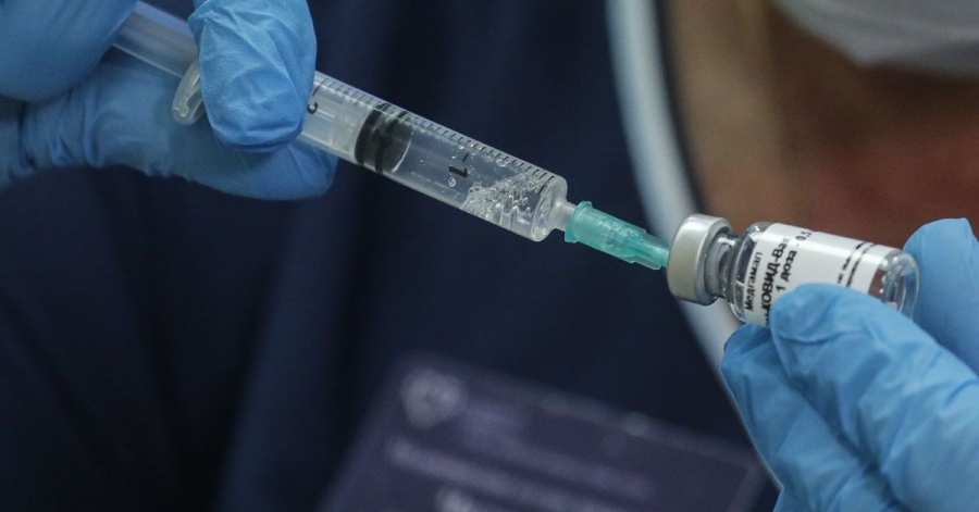 La tercera dosis para mayores de 70 años y pacientes inmunodeprimidos se acompasa con la administración de la vacuna contra la gripe.