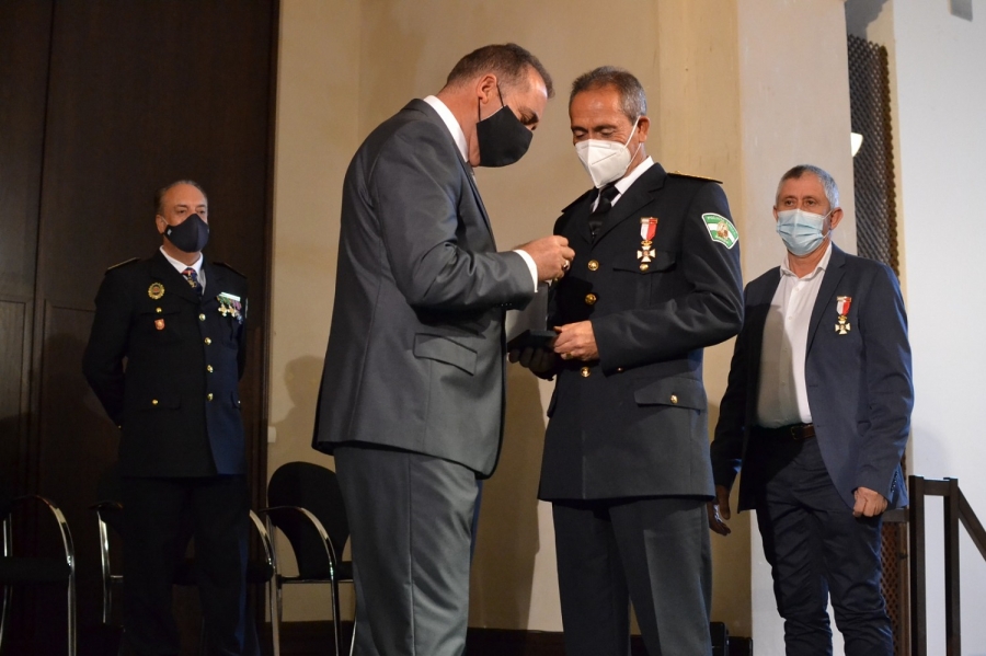 El concejal de Seguridad, Juan Carlos González, ha entregado una de las medallas al mérito policial.