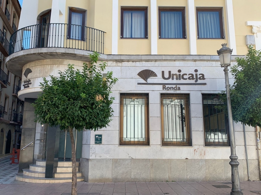 El ERE contempla el despido de 1.500 trabajadores y el cierre de 400 oficinas