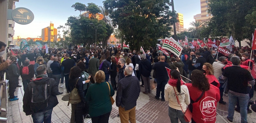 Alrededor de 2.000 personas procedentes de diferentes puntos del país respaldaron la manifestación en la que se pudieron oír gritos como: “Del banco de Unicaja, no nos moverán”