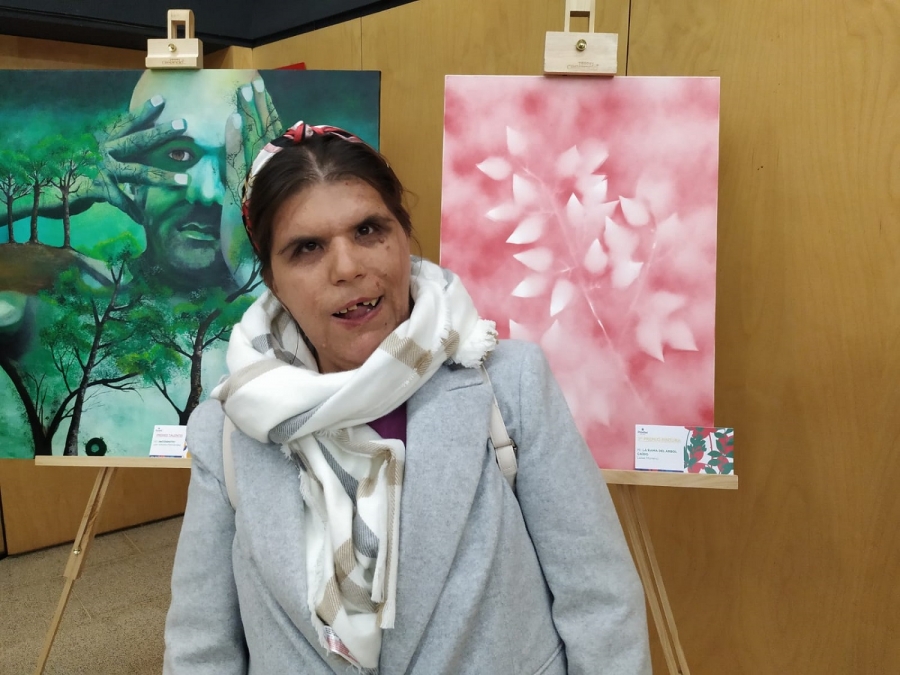Luisa Moreno junto a su cuadro en Barcelona