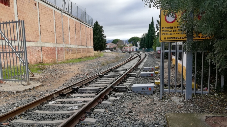 La pasarela se situará en el actual paso a nivel de acceso al polígono industrial El Fuerte