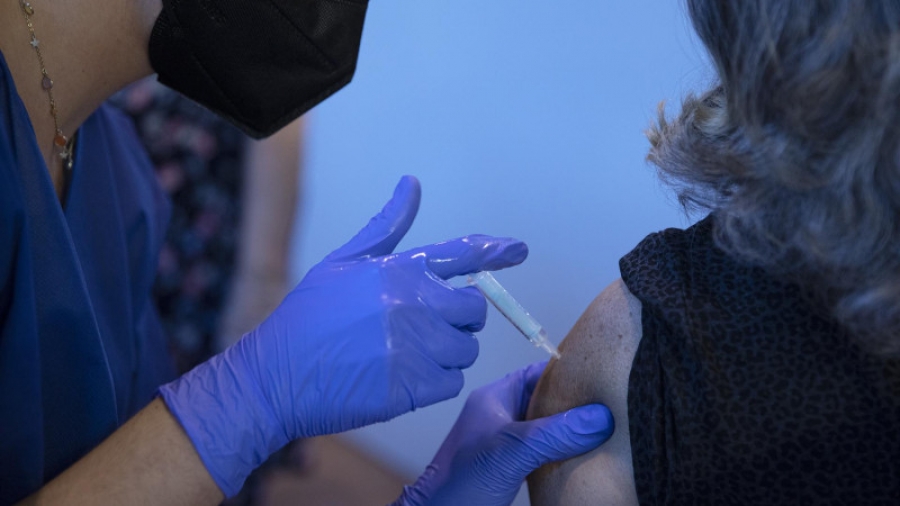 Mayores de 60 años y personal sanitario tiene acceso a la dosis de refuerzo desde este lunes.