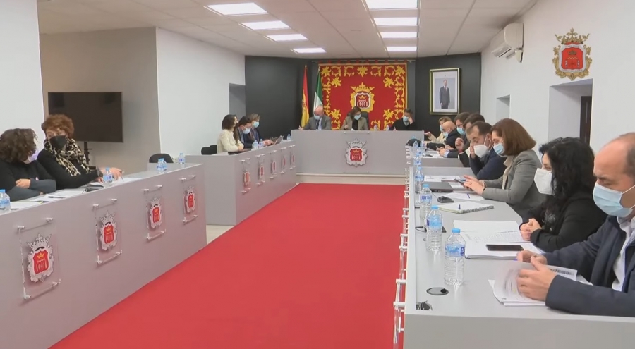 A la sesión no han acudido ni el portavoz de Ciudadanos, Alberto Serrano, ni  el concejal del PP Juan Carlos González, mientras que Fran Sancho ha tomado posesión de su acta como edil de IU.